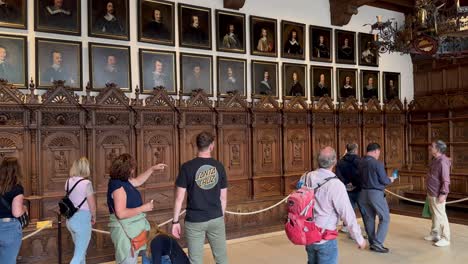 Tourist-Besucht-Den-Alten-Historischen-Saal-Des-Rathauses-In-Der-Stadt-Münster,-Deutschland---Westfälischer-Frieden-1648-Friedenssaal-Der-Friedenssaal