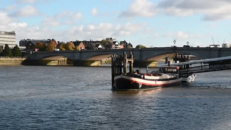 Coches-Circulando-Por-El-Puente-De-Putney,-Londres,-Reino-Unido.