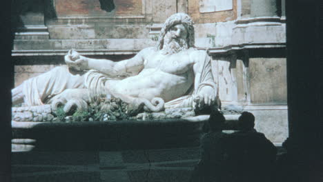 Estatua-Reclinada-De-Mármol-Del-Dios-Del-Río-Marforio-En-Roma-En-La-Década-De-1960