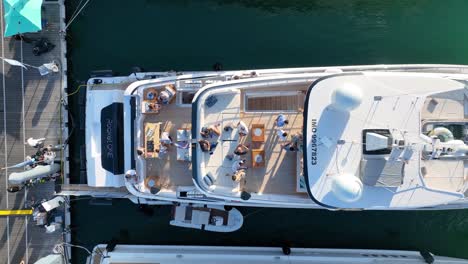 Im-Herzen-Von-Miami-Enthüllt-Eine-Luxusbootmesse-Die-Eleganz-Von-Motoryachten