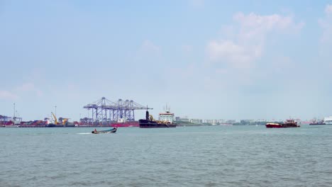 Panoramablick-Auf-Das-Hafengebiet-Von-Kochi,-In-Ernakulam,-Kerala,-Indien,-Mit-Vorbeifahrenden-Schnellbooten-Und-Schiffen,-Die-In-Den-Gewässern-Fahren