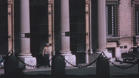 Wachen-Bewachen-Den-Sicherheitsdienst-Vor-Dem-Palazzo-Margherita-In-Rom-In-Den-1960er-Jahren