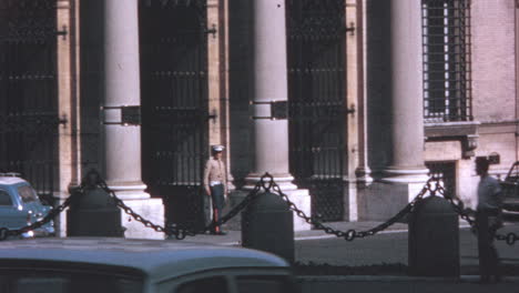 Tráfico-Y-Peatones-Frente-Al-Palacio-Margherita-En-Roma-En-La-Década-De-1960