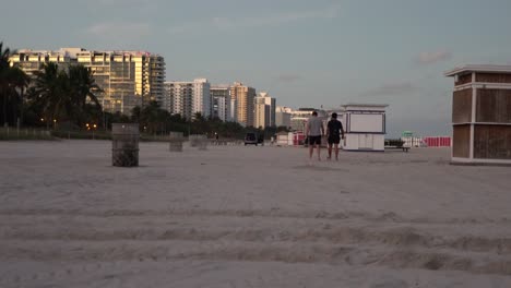 Menschen,-Die-Auf-Dem-Sand-Am-Miami-Beach,-Florida,-Spazieren-Gehen