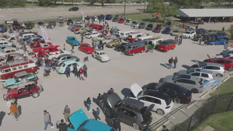 Eine-Luftaufnahme-Der-Wolfsburg-Houston-Edition-8-European-Car-Show-Mit-VW,-Audi,-BMW-Und-Anderen-Europäischen-Autoenthusiasten-Im-Clear-Lake-Park-In-Clear-Lake,-Houston,-Texas