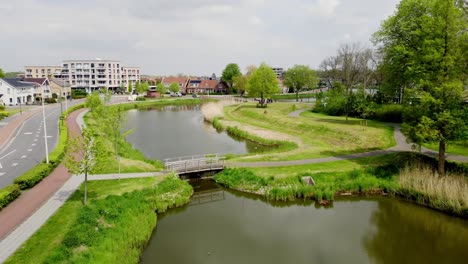 Kleiner-Park-Mit-Ein-Paar-Seen-Neben-Einer-Straße-In-Einer-Kleinen-Stadt-In-Den-Niederlanden