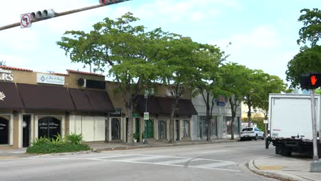 Blick-Auf-Eine-Typische-Straßenecke-In-Little-Havana,-Miami,-Florida