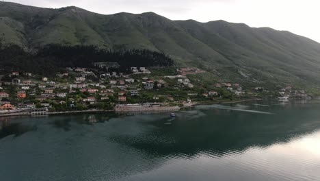 Vista-De-Drones-En-Albania-Volando-Sobre-El-Lago-Shkodër-En-Pogradec-En-Un-Día-Nublado-Con-Montañas-Verdes-En-El-Movimiento-Horizontal-Posterior