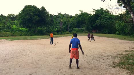 Los-Niños-Africanos-Juegan-Con-La-Pelota-En-El-Patio-De-Recreo-Frente-Al-Bosque.