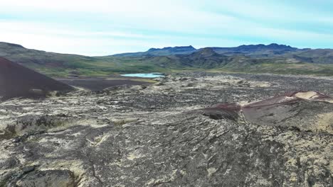 Cráter-Volcánico-Sobre-El-Campo-De-Lava-Berserkjahraun-En-Islandia---Drone-De-Lado