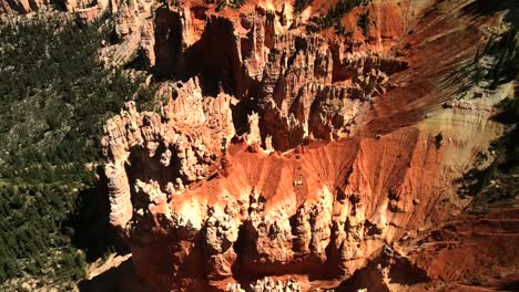 Die-Filmischen-Drohnenaufnahmen-Umfassen-Zeitlupen--Und-Nahaufnahmen-Einer-Roten-Felsformation-Und-Der-Sie-Umgebenden-Landschaft
