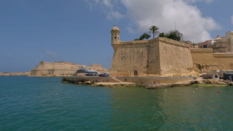 Navegamos-Más-Allá-De-Las-Murallas-Fortificadas-De-La-Ciudad-De-La-Valeta-En-La-Isla-De-Malta.