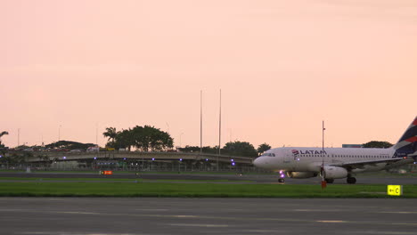 Gesamtaufnahme-Eines-Flugzeugs-Auf-Der-Landebahn,-Flughafen