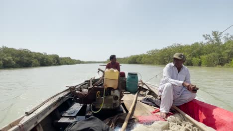 Fishermen-in-Sindh-Mangrove-Channel,-Pakistan