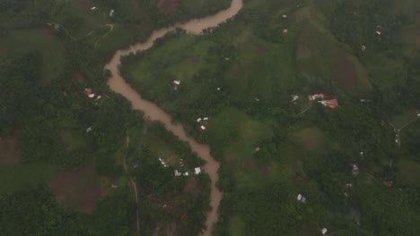 Der-Cahabon-River-In-Der-Nähe-Von-Semuc-Champey-An-Einem-Bewölkten-Tag,-Luftaufnahme