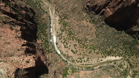 Luftaufnahmen-Von-Drohnen-Bieten-Einen-Blick-Aus-Der-Vogelperspektive-Auf-Den-Zion-Nationalpark-Und-Heben-Die-Felsformationen-Und-Die-Überreste-Des-Wasserflusses-Hervor