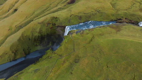 Atemberaubende-Landschaft-Des-Skogafoss-Wasserfalls-In-Island---Luftaufnahme