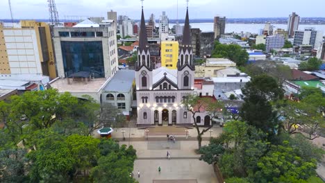 Vista-Aérea-De-La-Catedral-Y-El-Fondo-Del-Paisaje-Urbano-En-Posadas,-Argentina