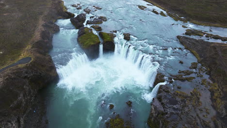 Berühmter-Isländischer-Wasserfall-Godafoss---Luftpanorama