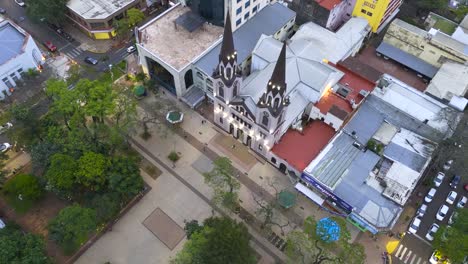 Luftaufnahme-Von-Oben-Nach-Unten-Auf-Die-Kathedrale-Von-San-Jose-Und-Den-Umliegenden-Park-Und-Die-Straßen,-Städtische-Stadtlandschaft