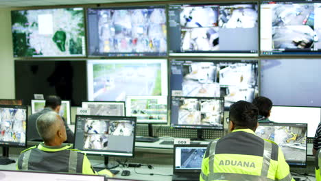 Disparo-General-De-Un-Guardia-De-Seguridad-Masculino-En-La-Sala-De-Vigilancia,-Aduanas.