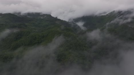 Amplia-Vista-Del-Río-Cahabón-En-La-Selva-De-Guatemala-Durante-Un-Día-De-Mal-Humor,-Aéreo