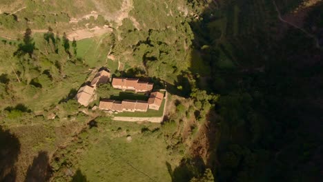 Luftaufnahme-Der-Fundo-Eureka-Farm-An-Einem-Sonnigen-Tag-In-Cusco,-Peru