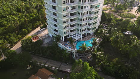 Hotel-In-Tropischer-Lage-Mit-Swimmingpool,-Reiseziel-In-Thailand