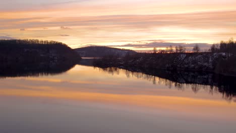 Ruhiges-Wasser-Des-Sees-Mit-Einer-Spiegelung-Des-Orangefarbenen-Himmels-Während-Des-Sonnenuntergangs-Im-Harz,-Deutschland