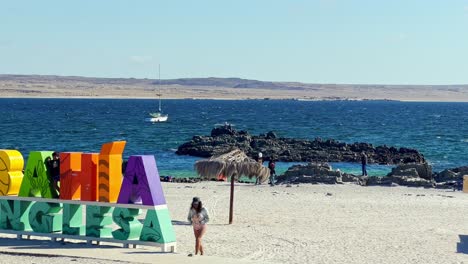 Gente-En-El-Cartel-Y-La-Playa-De-Bahía-Inglesa,-Día-Soleado-En-La-Región-De-Coquimbo,-Chile