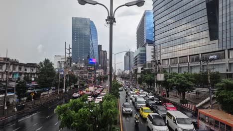 Timelapse-De-Tráfico-En-Días-Lluviosos-En-Las-Concurridas-Calles-De-La-Ciudad-De-Bangkok,-Tailandia