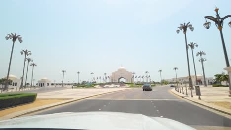 POV-Desde-Un-Automóvil-Que-Conduce-Hacia-La-Entrada-Principal-Del-Palacio-Presidencial-En-Abu-Dhabi,-Emiratos-Árabes-Unidos