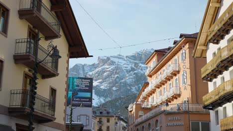 Cortina-D&#39;ampezzo-Edificios-De-La-Ciudad-Y-Montañas-Nevadas-En-El-Fondo