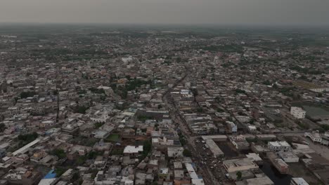 Silencio-Crepuscular-Sobre-El-Paisaje-Urbano-De-Mirpurkhas,-Pakistán.-Panorámica-Aérea
