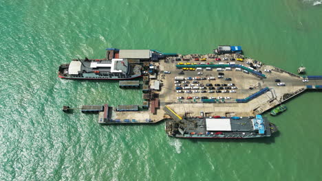 Los-Coches-Desembarcan-Del-Ferry-Seatran-En-El-Muelle-De-Nathon-En-Koh-Samui,-Tailandia,-Vista-De-Drones