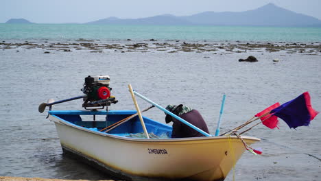 Pescador-Tailandés-Clasificando-Redes-En-Un-Barco-Pesquero,-Vista-Posterior