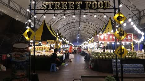 Menschen-Kaufen-An-Ständen-Des-Streetfood-Nachtmarktes-In-Einem-Großen-Festzelt-Ein