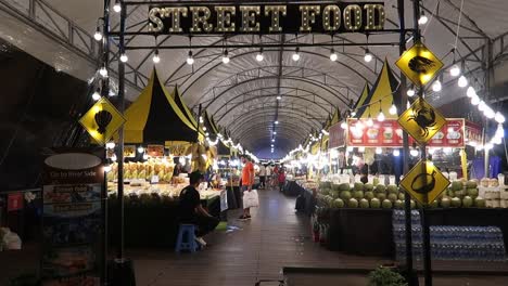 Gente-Comprando-En-Puestos-De-Comida-Callejera-En-El-Mercado-Nocturno-En-Una-Gran-Carpa