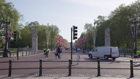 Tráfico-A-Lo-Largo-De-La-Calle-Pall-Mall-Decorada-Con-Banderas-Union-Jack-En-Londres,-Inglaterra,-Reino-Unido.