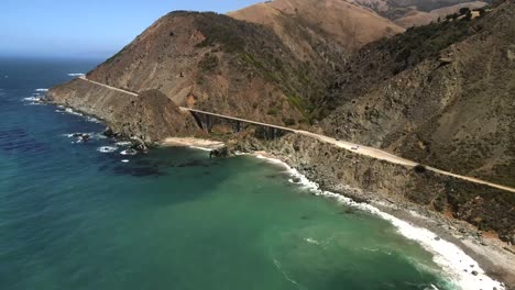 Tomas-Aéreas,-Cinematográficas-Y-Con-Drones-De-La-Costa-De-Big-Sur-Que-Ofrecen-Una-Vista-Impresionante-Del-Azul