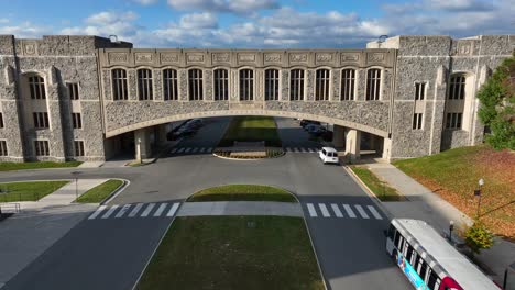 Autobús-De-Tránsito-De-Blacksburg-Conduciendo-En-El-Campus-Tecnológico-De-Virginia