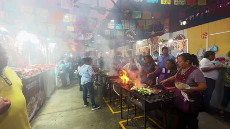 Berühmter-Mercado-Gastronómico-De-Zaachila-POV,-Der-Hineingeht-Mit-Essensstandmarkt