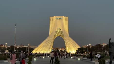 Reisende-Besuchen-Teheran,-Wahrzeichen-Im-Iran,-Azadi-Turm,-Freiheitsplatz,-Shahyad,-Wahrzeichen-Im-Stadtzentrum,-Innenstadt,-Altstadt-Im-Nahen-Osten,-Asien,-Nachts,-Dämmerung,-Dämmerung,-Abend,-Sonnenuntergang,-Landschaft