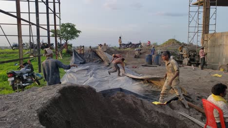 Arbeit,-Die-Auf-Der-Baustelle-Eine-Robuste,-Wasserdichte-Kunststoffplane-Faltet---Bauidee