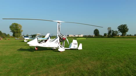 Drones-Volando-Alrededor-De-Aviones-Ultraligeros-Estacionados-En-La-Escuela-De-Vuelo-Del-Aeródromo-Verde-De-Italia