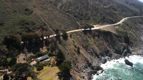 Tomas-Aéreas,-Cinematográficas-Y-Con-Drones-De-La-Costa-De-Big-Sur-Con-Vehículos-Irreconocibles-Circulando-Por-La-Carretera.