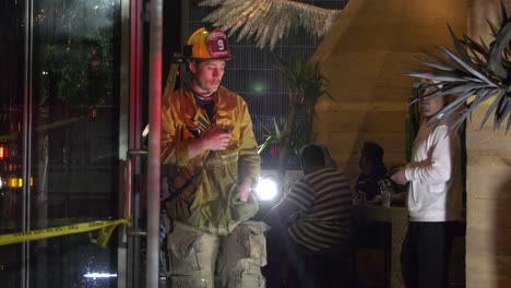 Lafd-Feuerwehrmann-Arbeitet-Vor-Ort