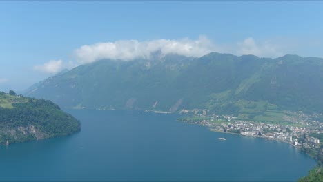 Morschach-Überflug:-Bewegung-über-Malerisches-Wassertal-In-Richtung-Alpen,-Schweiz,-Europa,-Drohne-|-Fahrt-Ins-Landesinnere-über-Den-Wald-Zum-Majestätischen-Blauen-See