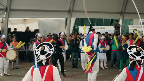 Sangmo-Tanz-Während-Der-Volksaufführung-Der-Pungmul--Oder-Nongak-Bauern-Beim-Geumsan-Insam-Festival-2023