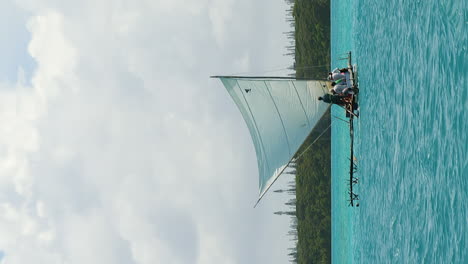 Segeln-In-Der-Bucht-Von-Upi,-Neukaledonien,-Auf-Einem-Traditionellen-Piroge-Segelboot-–-Vertikal